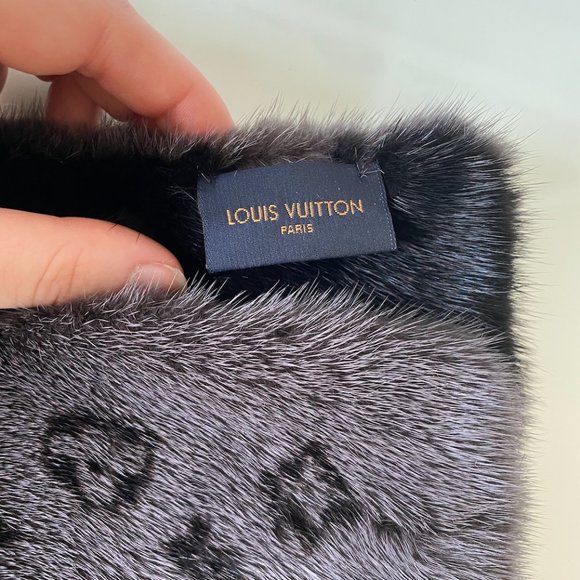 Louis Vuitton Monogram Reverso Fur Scarf - Picture 4 of 9
